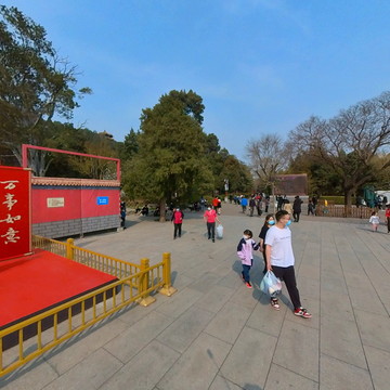 景山始建于辽金时期，距今已有近千年的历史。景山是我国历史最悠久、保存最完整的宫苑园林之一，曾经是皇宫的重要组成部分。1928年景山被辟为公园，1957年定为北京市重点文物保护单位，2001年批准为全国重点文物保护单位，属国家AAAA级景区。
景山位于北京城的中心，公园占地23万平方米，景山相对高度45.7米，海拔高度94.2米。景山始终保留着辽代的山；金代的围墙和宫门；元、明、清三代的古建筑群落保持完整。
明朝崇祯十七年（1644年），李自成率领40万农民起义军进攻北京，夏历三月十九日凌晨，崇祯皇帝登上景山，见大势已去，在景山自缢。1930年，故宫博物院在景山东麓立“明思宗殉国处碑”，1944年立“明思宗殉国三百年纪念碑”，使这里成为北京著名的人文景观。